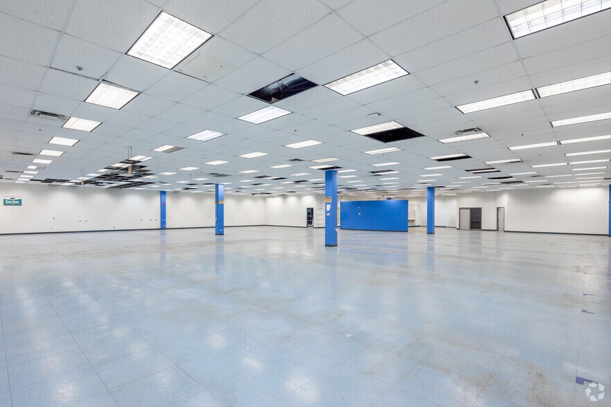 More Photos Of 88 Foster Cres, Mississauga Distribution For Lease