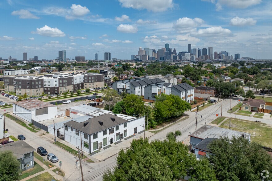 More Photos Of 4210 Emancipation Ave, Houston General Retail For Sale