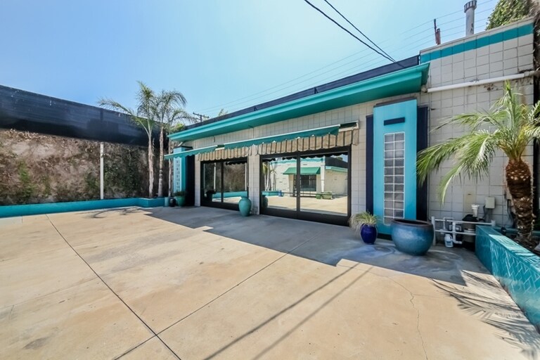 More Photos Of 611 S Glenwood Pl, Burbank Showroom For Sale