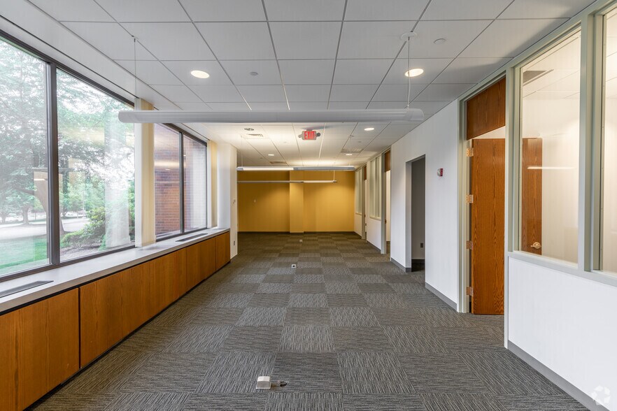 More Photos Of 43 Western Blvd, Glastonbury Office For Lease