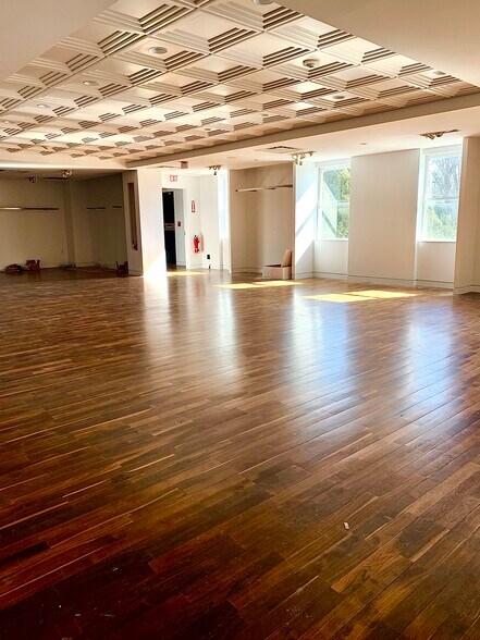 More Photos Of 20 Main St, East Hampton Storefront Retail Office For Lease