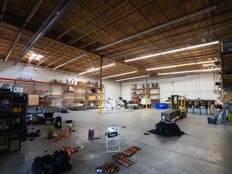 More Photos Of 1075 Arrowsmith St, Eugene Light Distribution For Sale
