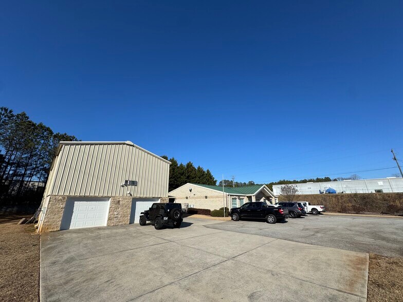 More Photos Of 442 Cadillac Pky, Dallas Flex For Lease