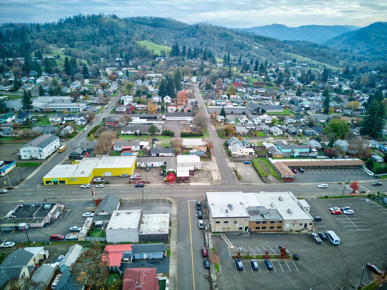 More Photos Of 1560 SE Stephens St, Roseburg Freestanding For Sale