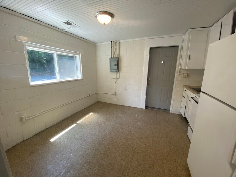 More Photos Of 4510 Old Pineville Rd, Charlotte Warehouse For Lease