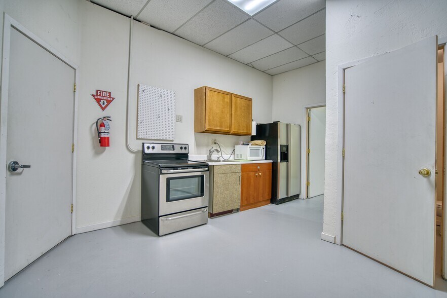 More Photos Of 1800 Commerce St, Boulder Manufacturing For Lease