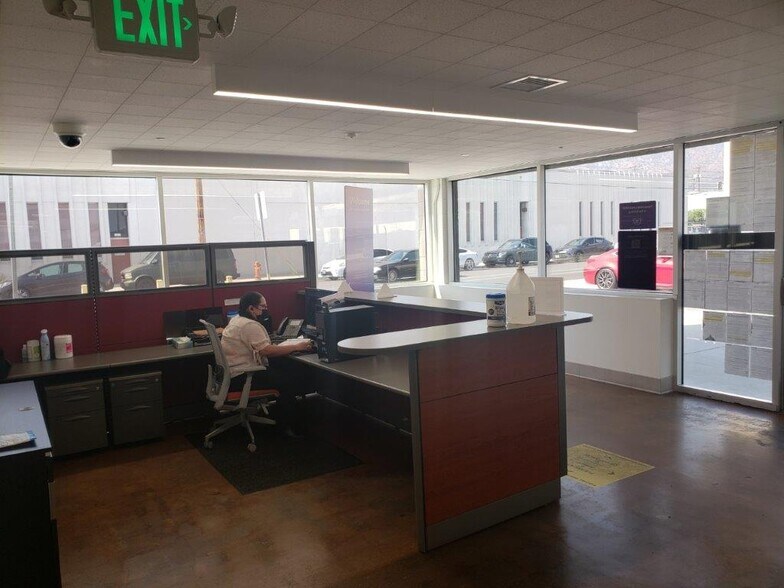 More Photos Of 1020 Chestnut St, Burbank Light Distribution For Lease
