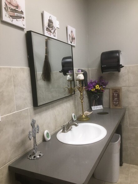 More Photos Of 123 Northpoint Dr, Houston General Retail For Sale