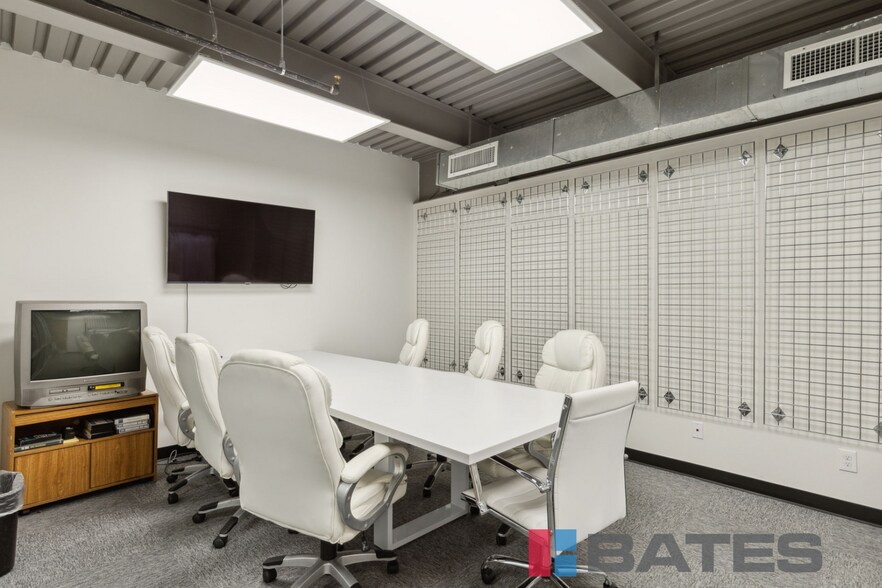 More Photos Of 8330 N Stemmons Fwy, Dallas Freestanding For Sale