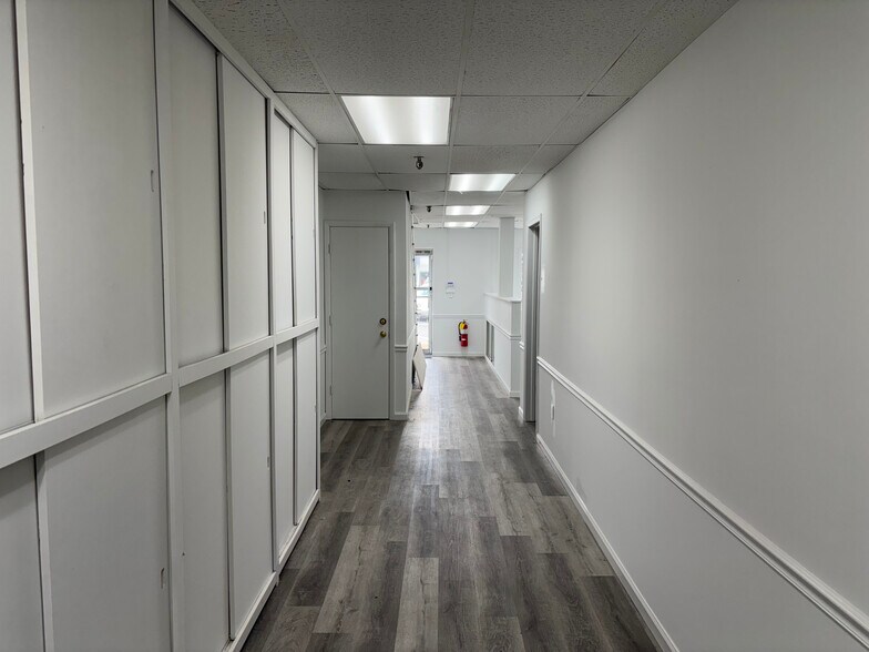 More Photos Of 418 W Lake Ave, Rossville Warehouse For Lease