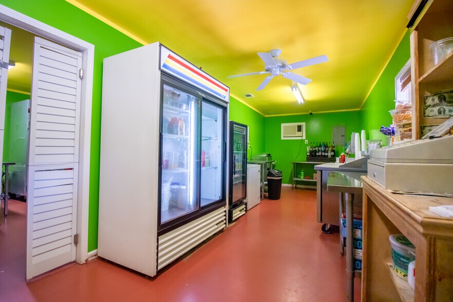 More Photos Of 518 Mill Ave, Conroe General Retail For Sale