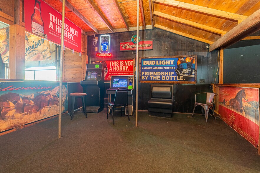 More Photos Of 689 Cedar St, Coshocton Bar For Sale