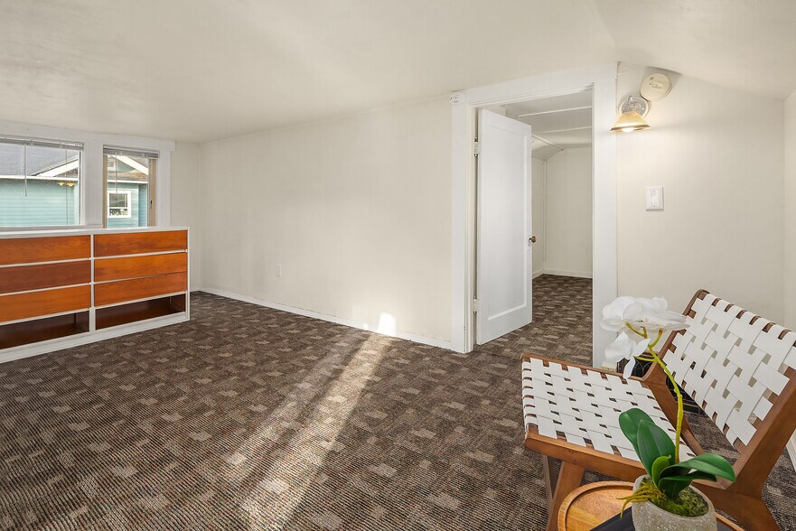 More Photos Of 5011 5th Ave NE, Seattle Apartments For Sale