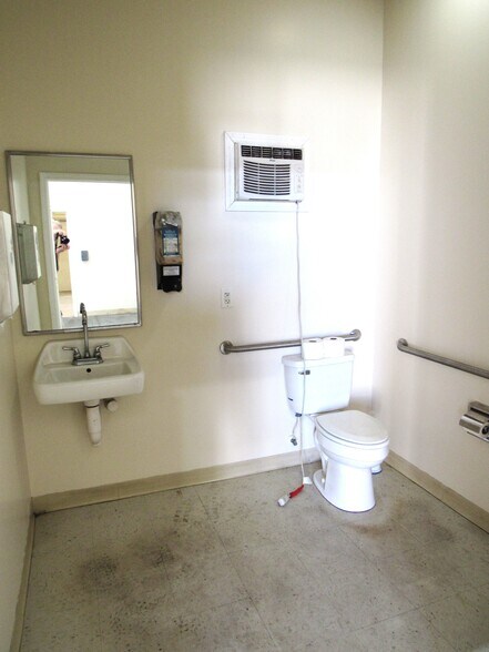 More Photos Of 658 Atlantis Dr, Melbourne Warehouse For Sale