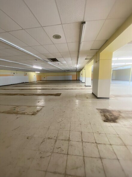 More Photos Of 5101 W Division St, Chicago Storefront For Lease