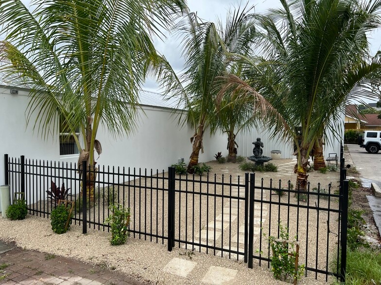 More Photos Of 511 10th St, Bradenton General Retail For Lease