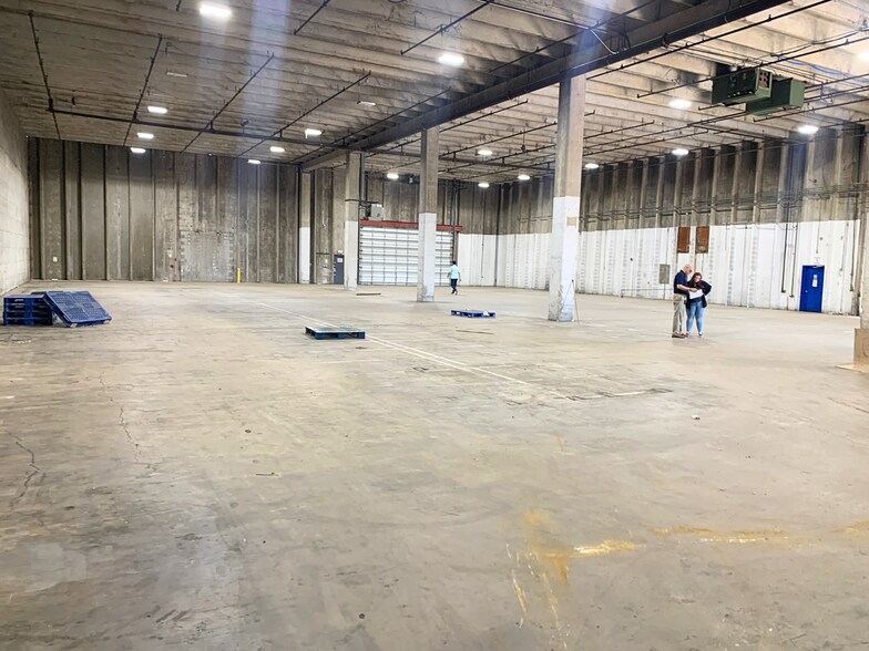 More Photos Of 215 SE Simpson St, Lawton Distribution For Lease