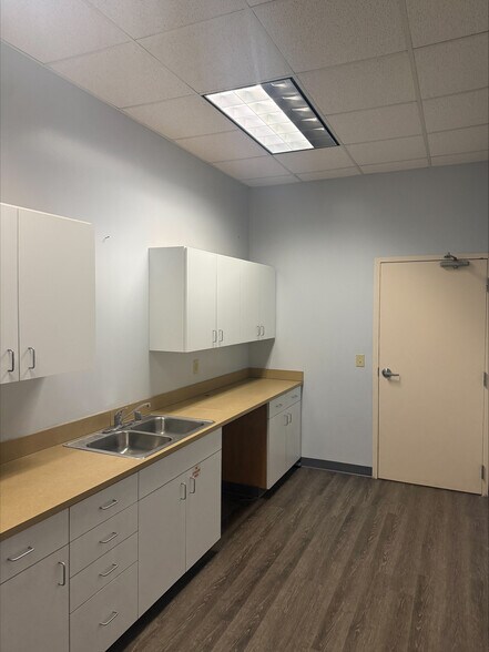 More Photos Of 5650 Bardstown Rd, Louisville Office For Lease