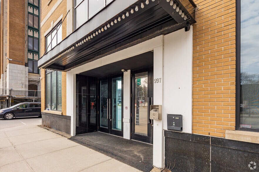 More Photos Of 995-997 Rue Saint-Jacques, Montréal Storefront Retail Office For Sale