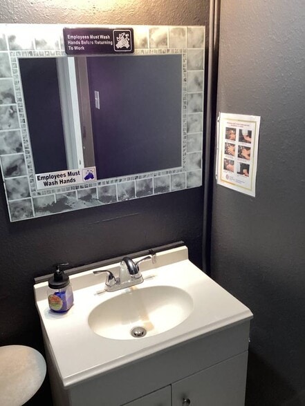 More Photos Of 402-410 Pletz Dr, San Antonio Storefront Retail Office For Lease