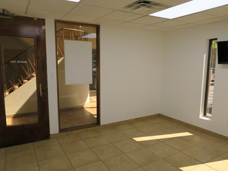 More Photos Of 5610-5613 Southwest Fwy, Houston Flex For Lease