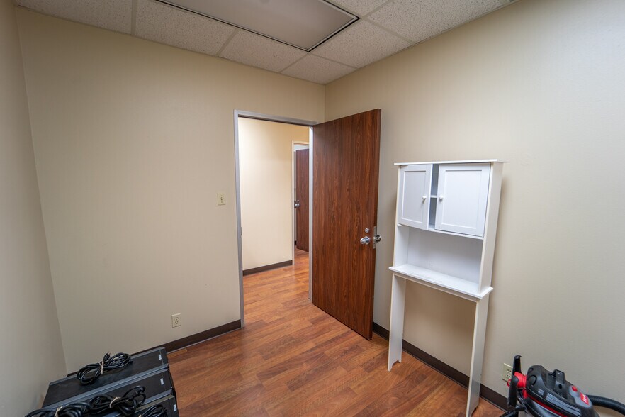 More Photos Of 115 Medical Dr, Victoria Medical For Sale