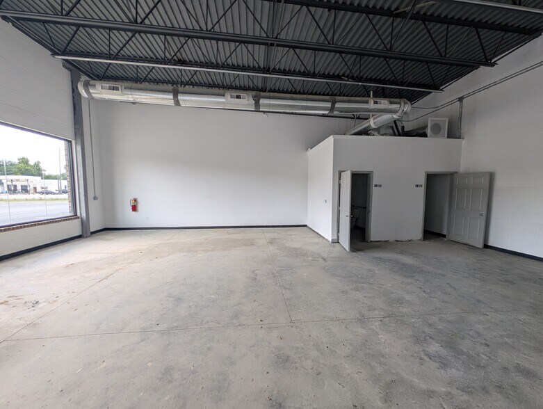 More Photos Of 1631 13th Ave, Columbus General Retail For Lease