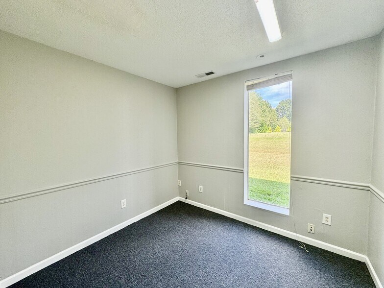 More Photos Of 4425 N Blackstock Rd, Spartanburg Warehouse For Lease