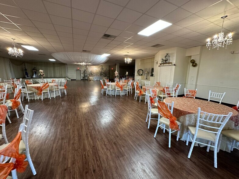 More Photos Of 3900 Davis St W, Dallas Flex For Sale