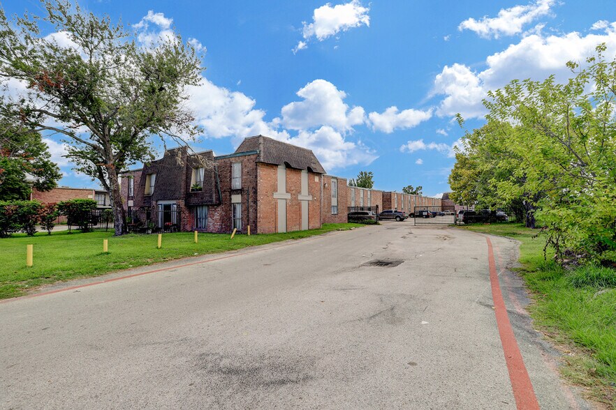 More Photos Of 215 W Little York Rd, Houston Apartments For Sale