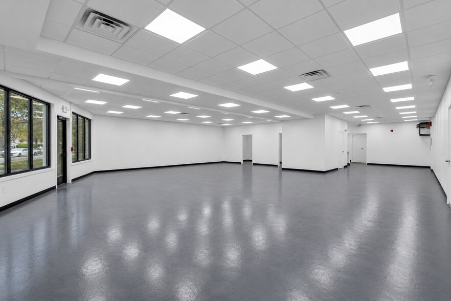 More Photos Of 736 Mantoloking Rd, Brick Storefront For Sale