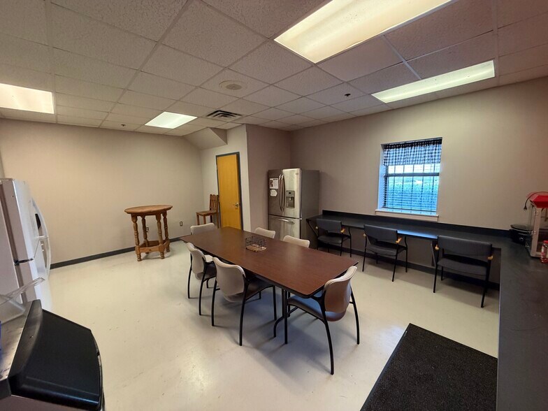 More Photos Of 3701 Windmill Rd, Cleburne Manufacturing For Lease