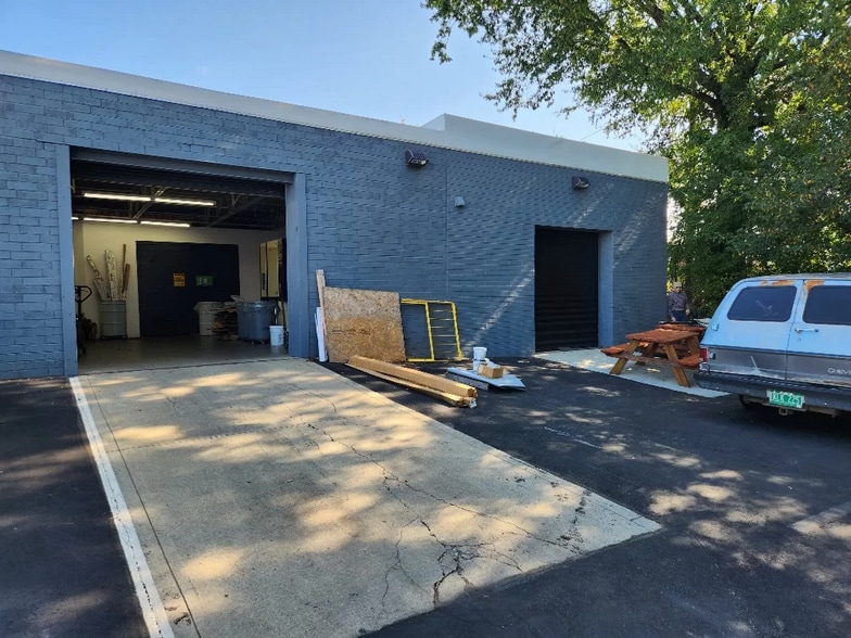 More Photos Of 3013 Bank St, Charlotte Flex For Lease