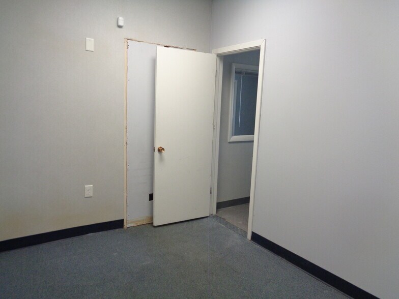 More Photos Of 3903-3913 S Lynn Ct, Independence Office For Sale