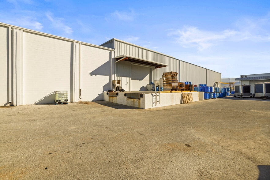 More Photos Of 1555 Sunshine Dr, Clearwater Warehouse For Sale