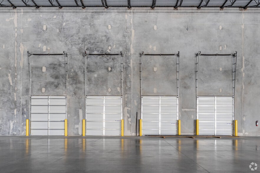 More Photos Of 3200 S Sam Houston Pky E, Houston Distribution For Lease