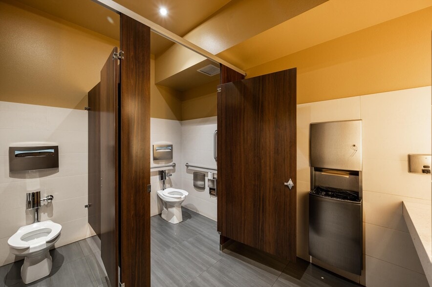 More Photos Of 1011 Harris Ave, Bellingham Restaurant For Sale