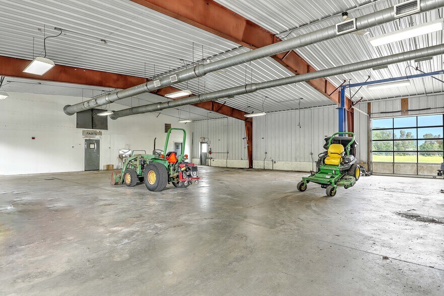 More Photos Of 1055 E Main Rd, Portsmouth Warehouse For Lease