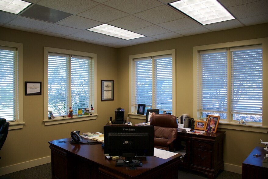 More Photos Of 1001 Water St, Kerrville Office For Sale