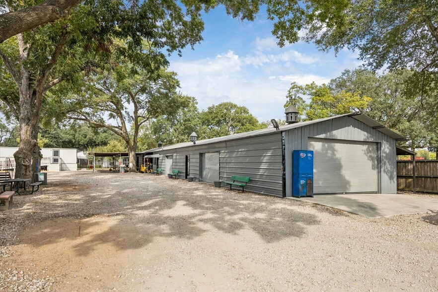 More Photos Of 5225 E 5th St, Katy Light Manufacturing For Sale