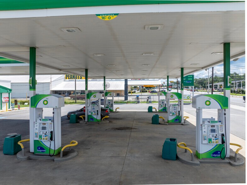 More Photos Of 805 7th St W, Tifton Service Station For Sale