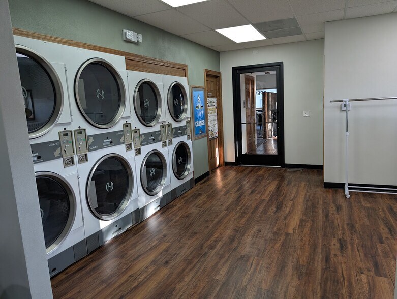 More Photos Of 518 W Main St, Kirkland Freestanding For Sale