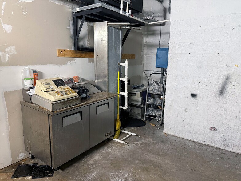 More Photos Of 501-509 S Dixie Hwy E, Pompano Beach Warehouse For Lease