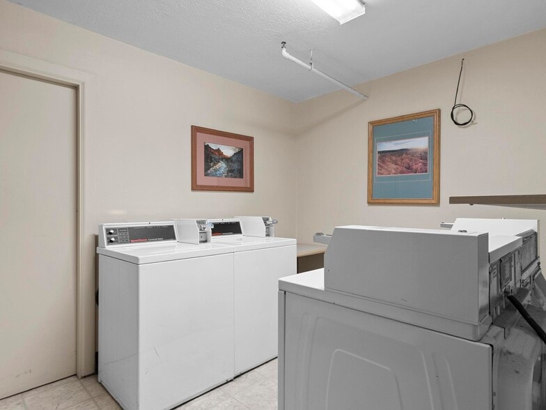 More Photos Of 815 E Hwy 89, Kanab Hotel For Sale