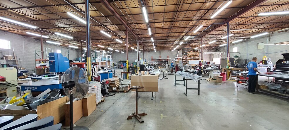 More Photos Of 2819 Blystone Ln, Dallas Distribution For Lease