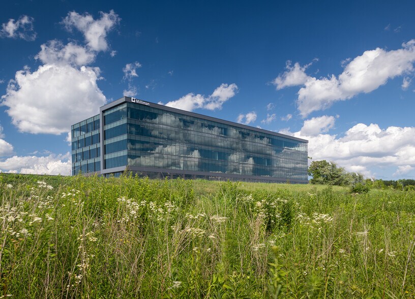 More Photos Of 17335 Golf Pkwy, Brookfield Office For Lease