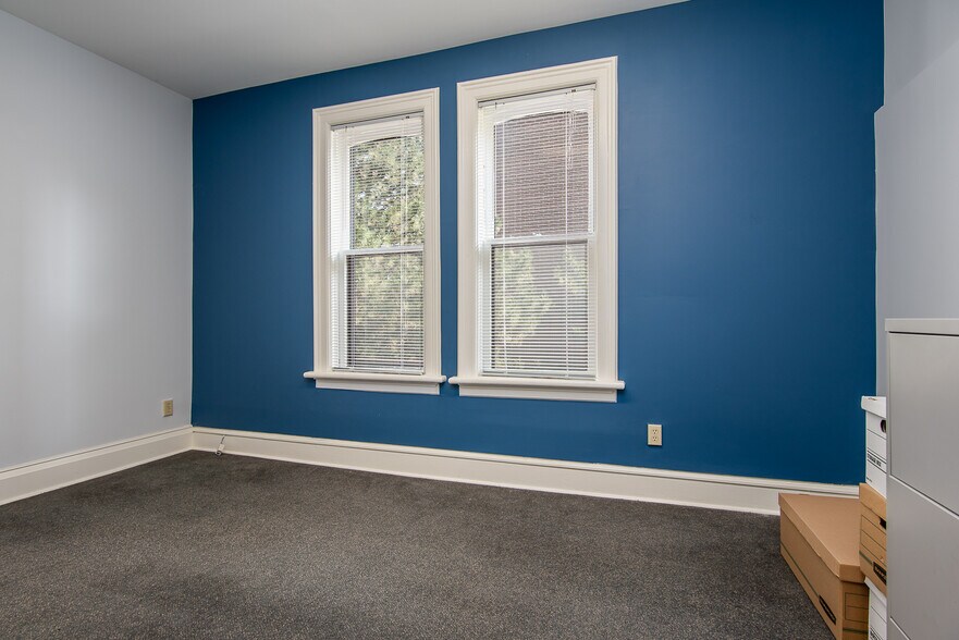 More Photos Of 109 College St, Kitchener Office For Sale