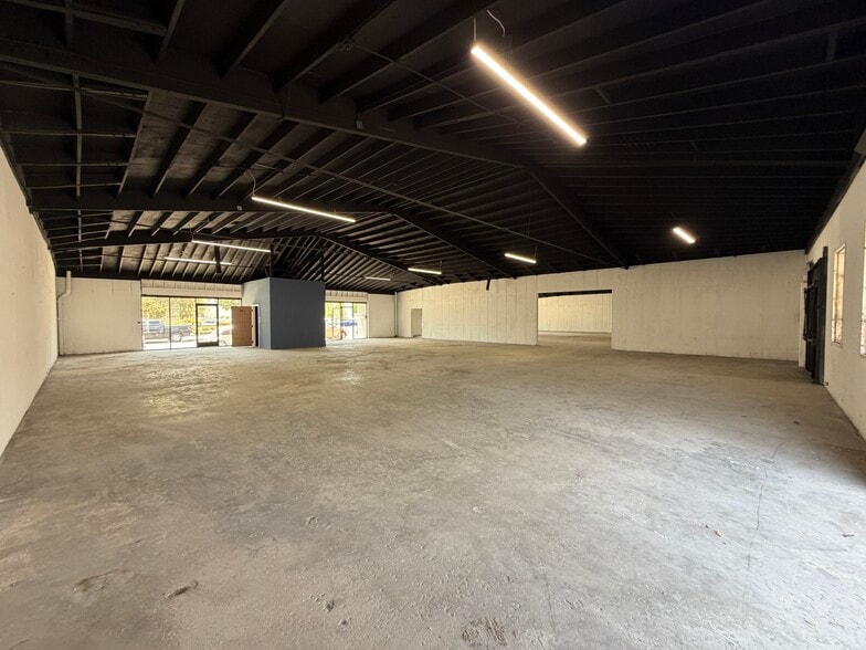 More Photos Of 3014 Floyd St, Burbank Warehouse For Lease