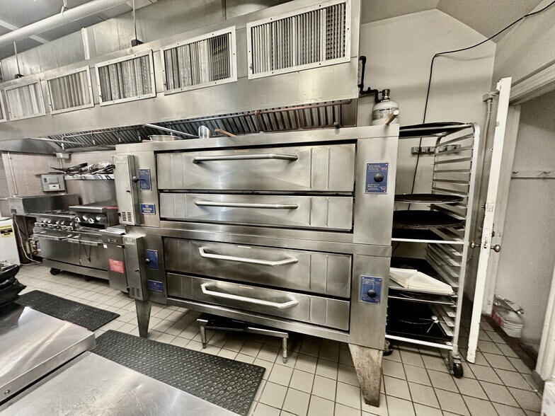 More Photos Of 136 Hamilton Ave, Greenwich Storefront Retail Residential For Lease