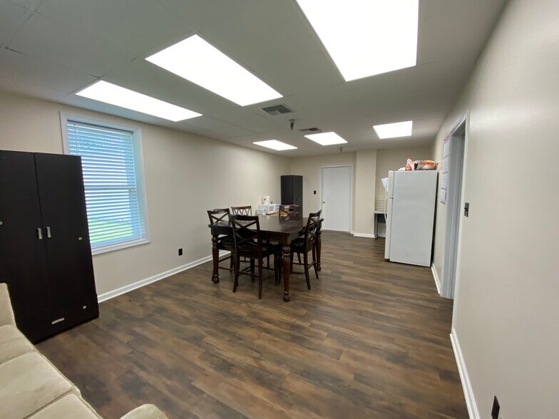 More Photos Of 1031 S Green St, Tupelo Warehouse For Sale